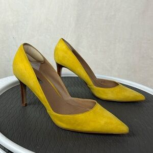 TAHARI yellow suede phillipa pumps 7m Pointed Toe 3" Heel